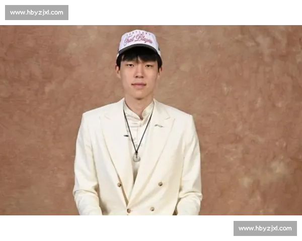 一身白配粉书包！杨瀚森登机赴客场